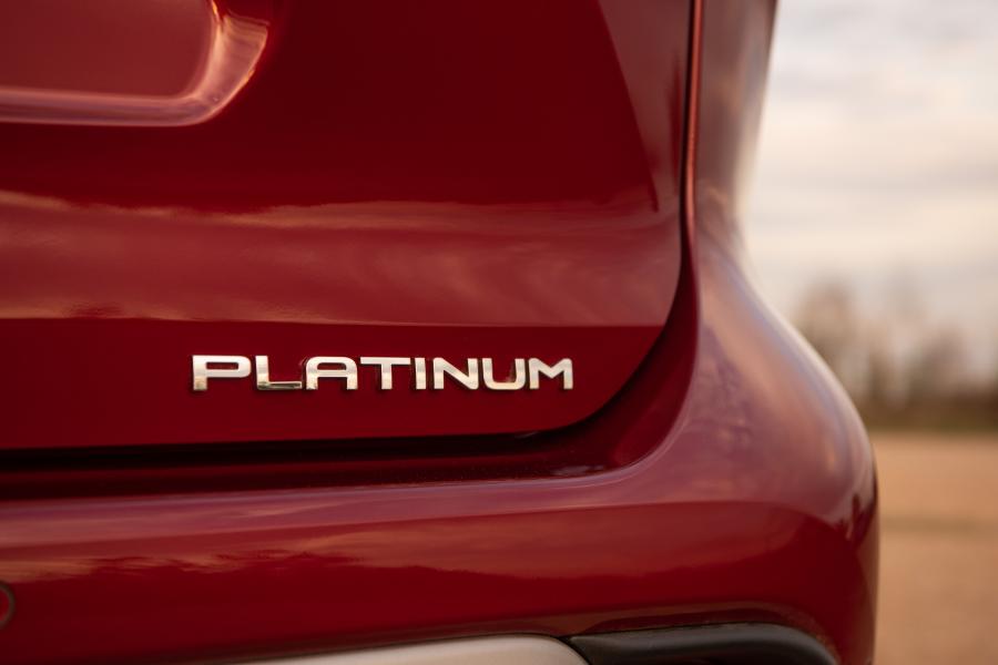 Логотип Toyota Highlander Hybrid Platinum AWD 2019 года  (фото 52 из 67)